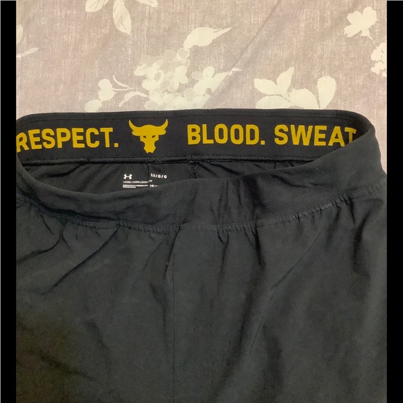 Under Armour Men’s Black Shorts - Picture 3 of 3